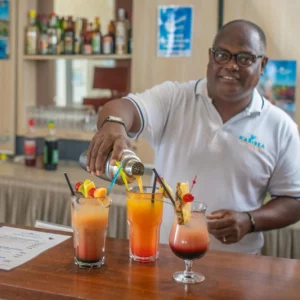 Karibea-Sainte-Luce-Hotel-Martinique-bar-le-baril-de-rhum-cocktail-barman