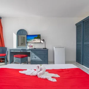 Karibea-Sainte-Luce-Hotel-Martinique-standard-amandiers-lit-tele-armoire-1